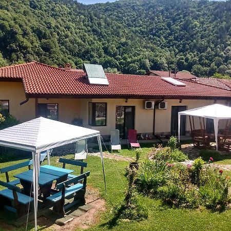 Кръчмъ При Байката Hotel Ribarica Exterior photo