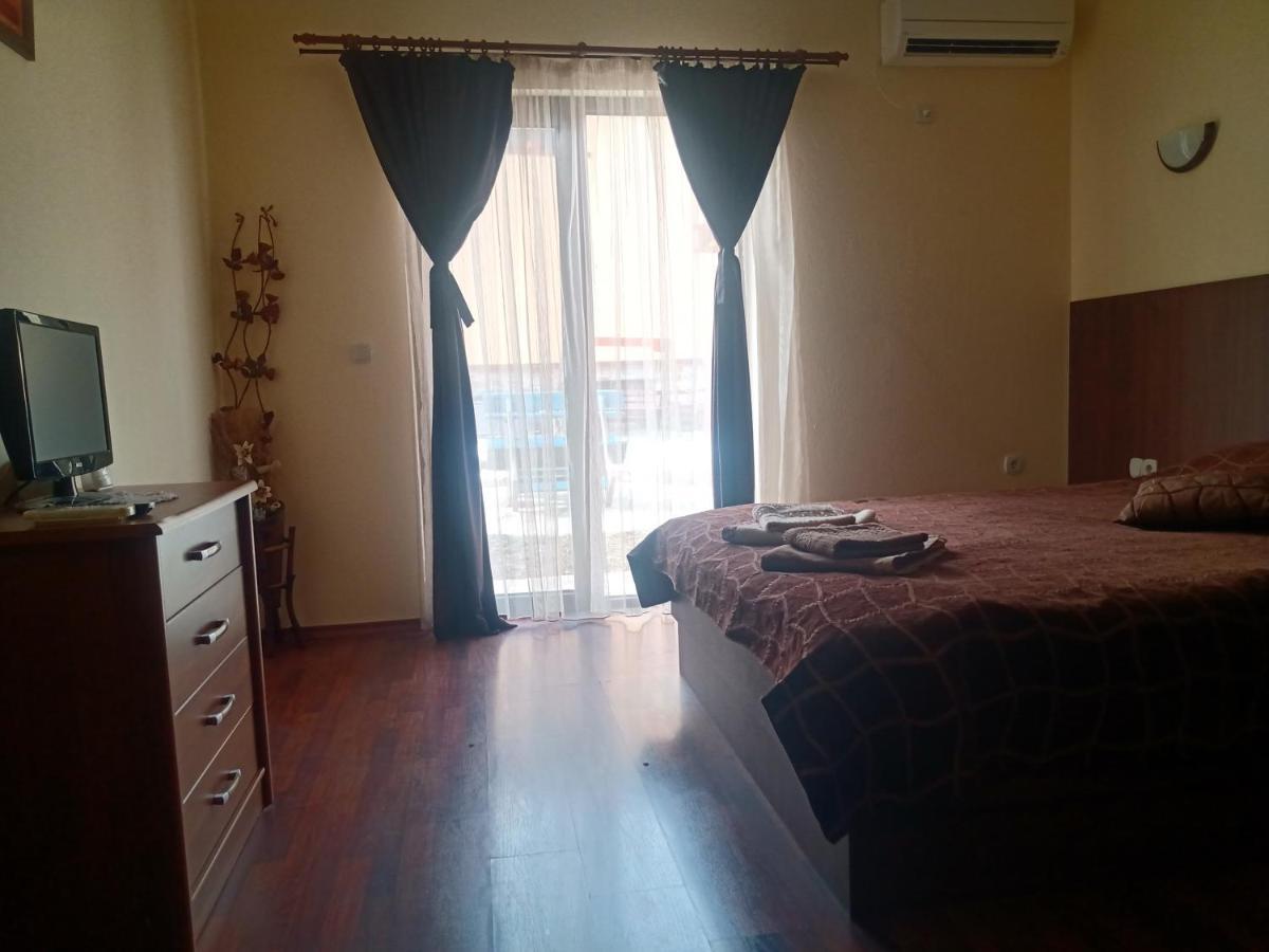 Кръчмъ При Байката Hotel Ribarica Exterior photo